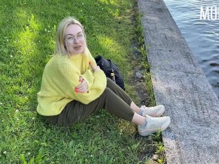 Blondínka sa nechá nahovoriť na rýchlú fajku