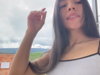 Lolitka twerkuje nahá pred kamerou