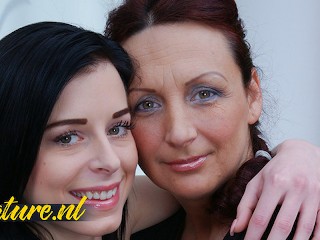 MILFka sa hrá s nevlastnou dcérou