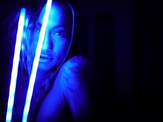 Nahá modelka v modrom svetle