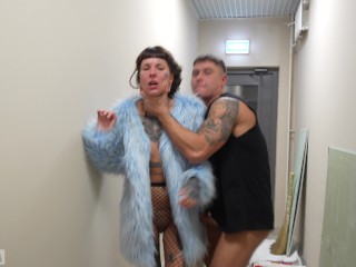 Pritlačil ma pred sexom o stenu