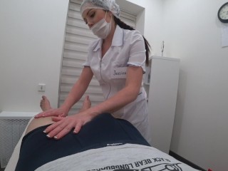 Sestrička pri masáži nôh vyfajčí pacienta
