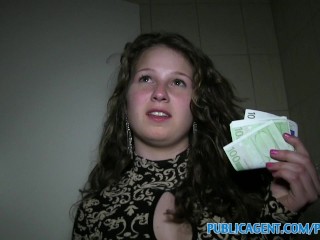 Teenka šuká za peniaze v telocvični