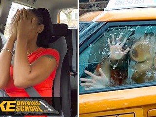 Veľké prsia pritisnuté o okno